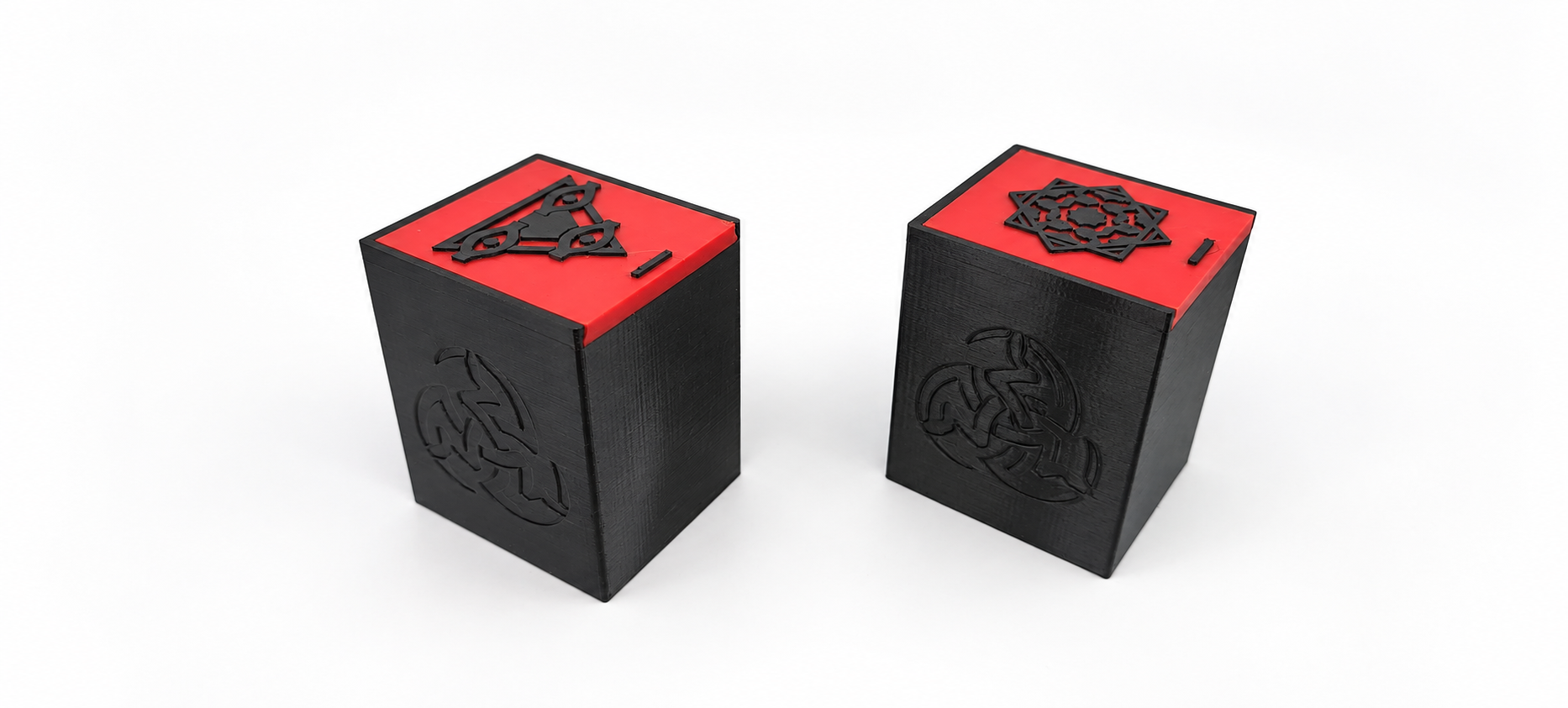 Due porta-deck neri con coperchio rosso